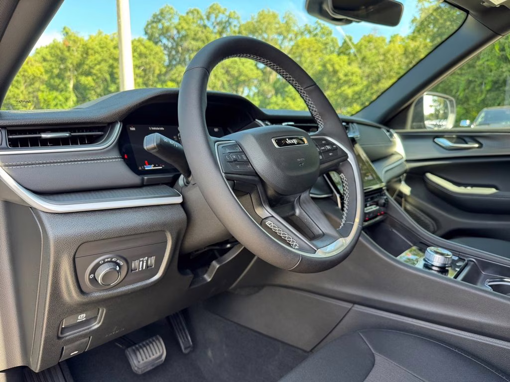 2025 Diamond Black Crystal Pearlcoat Jeep Grand Cherokee L Laredo RWD SUV