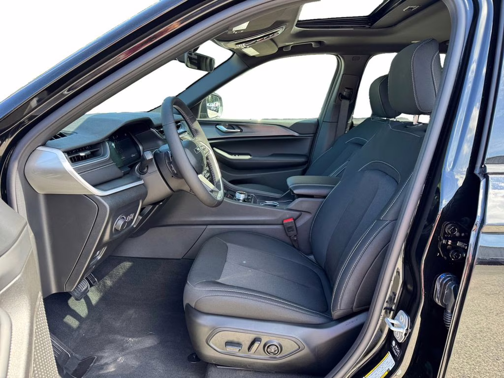 2025 Diamond Black Crystal Pearlcoat Jeep Grand Cherokee L Laredo RWD SUV