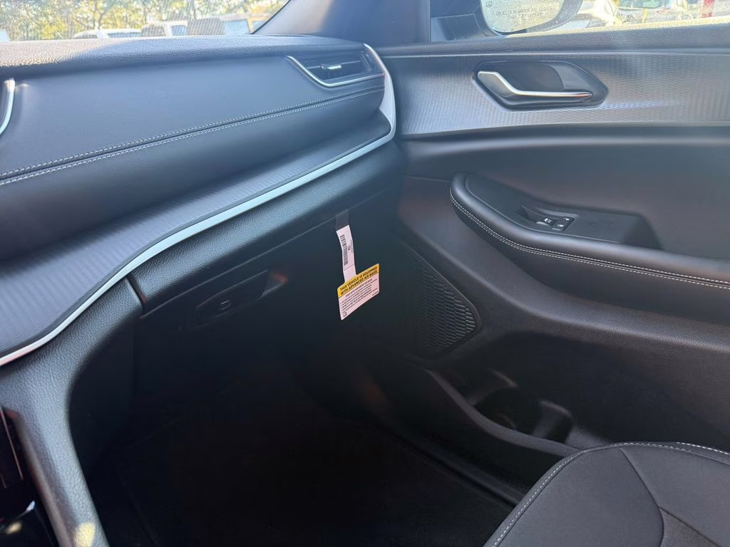 2025 Baltic Gray Metallic Clearcoat Jeep Grand Cherokee L Laredo RWD SUV