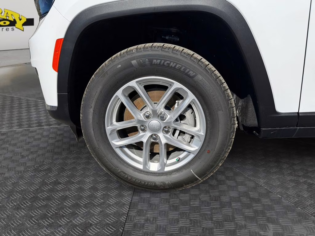 2025 Bright White Clearcoat Jeep Grand Cherokee L Laredo RWD SUV