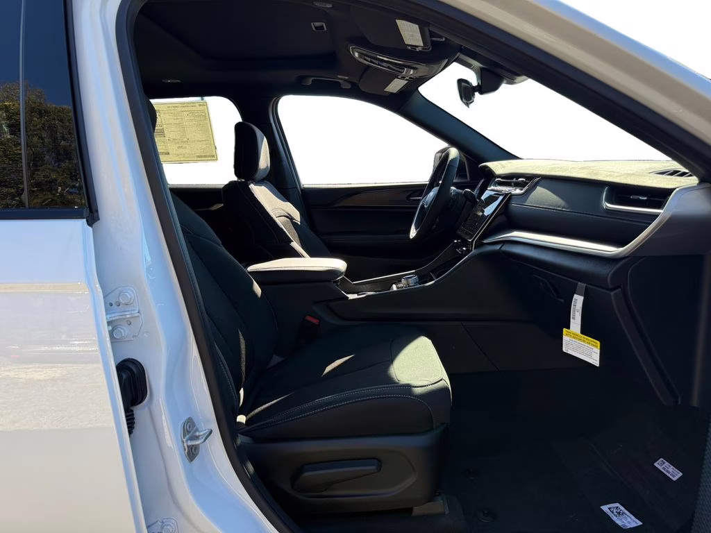 2025 Bright White Clearcoat Jeep Grand Cherokee L Laredo RWD SUV