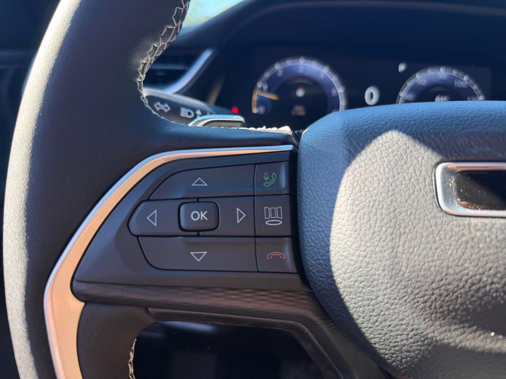 2025 Bright White Clearcoat Jeep Grand Cherokee L Laredo RWD SUV