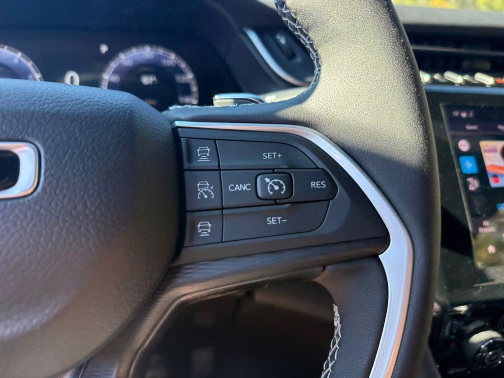 2025 Bright White Clearcoat Jeep Grand Cherokee L Laredo RWD SUV