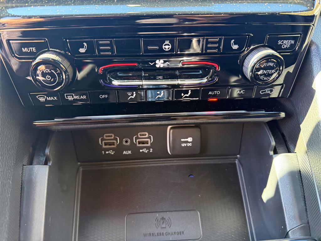 2025 Bright White Clearcoat Jeep Grand Cherokee L Laredo RWD SUV