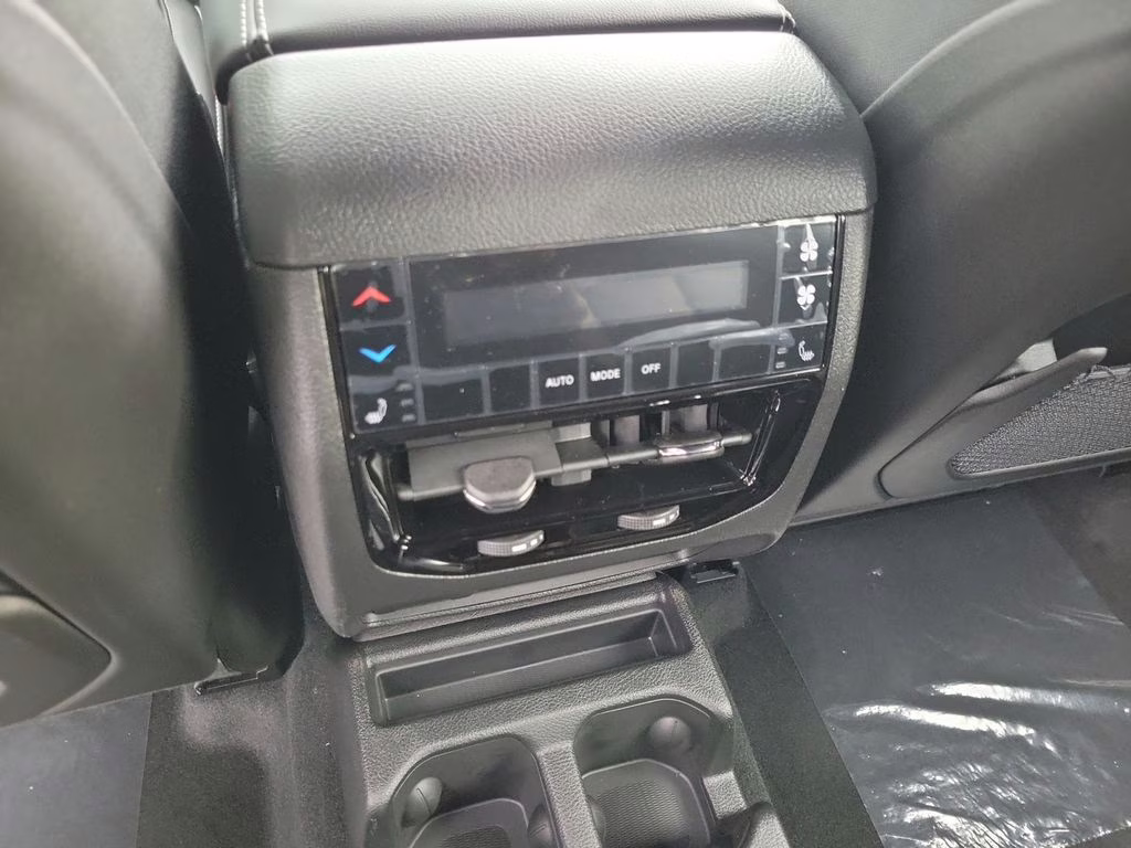 2025 Diamond Black Crystal Pearlcoat Jeep Grand Cherokee L Limited RWD SUV