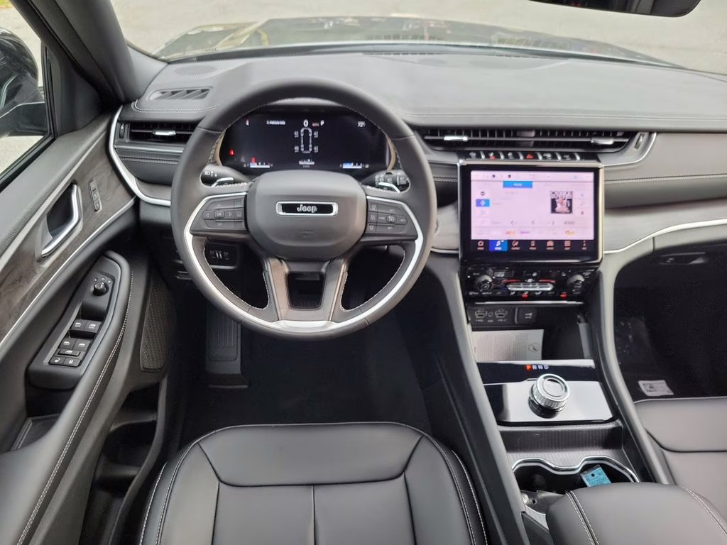 2025 Diamond Black Crystal Pearlcoat Jeep Grand Cherokee L Limited RWD SUV