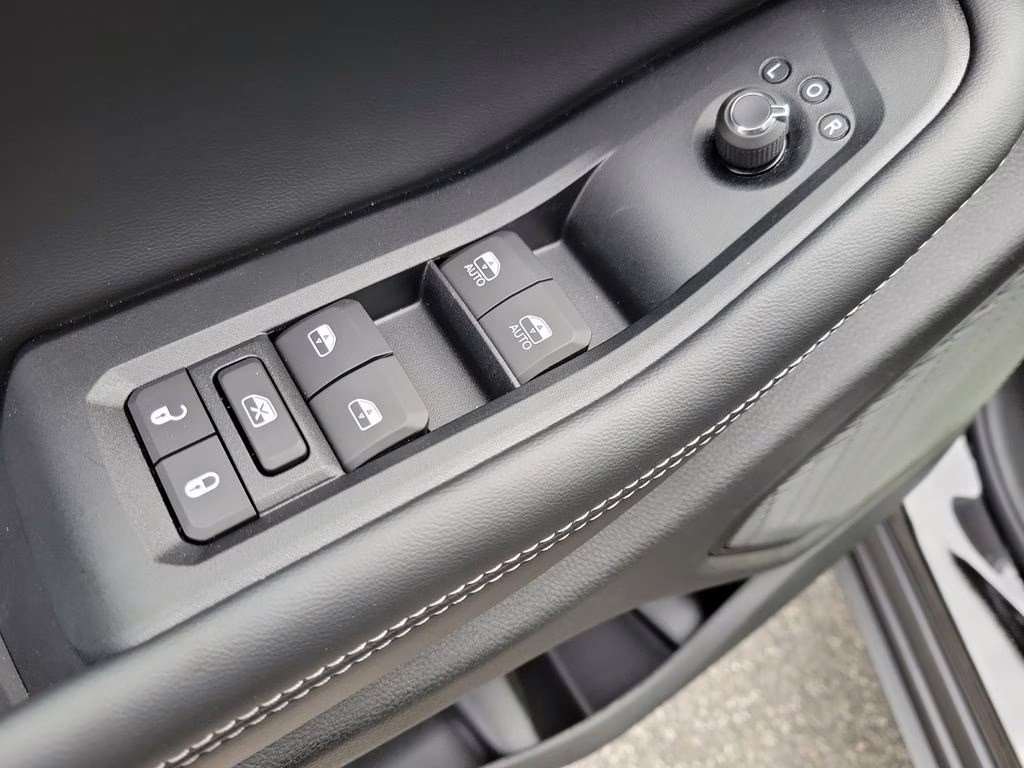 2025 Diamond Black Crystal Pearlcoat Jeep Grand Cherokee L Limited RWD SUV