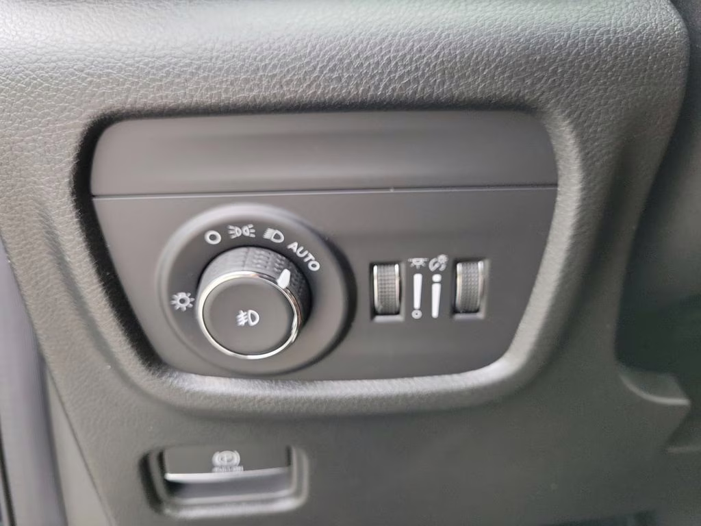 2025 Diamond Black Crystal Pearlcoat Jeep Grand Cherokee L Limited RWD SUV