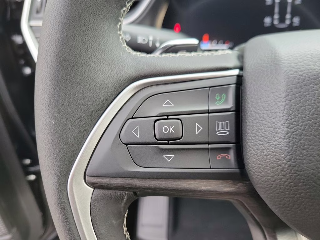 2025 Diamond Black Crystal Pearlcoat Jeep Grand Cherokee L Limited RWD SUV