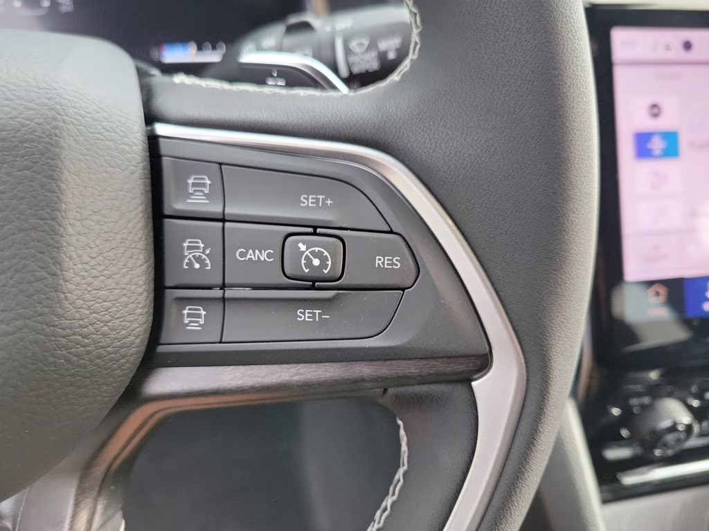 2025 Diamond Black Crystal Pearlcoat Jeep Grand Cherokee L Limited RWD SUV