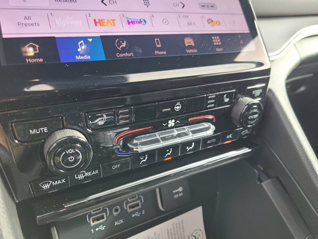 2025 Diamond Black Crystal Pearlcoat Jeep Grand Cherokee L Limited RWD SUV