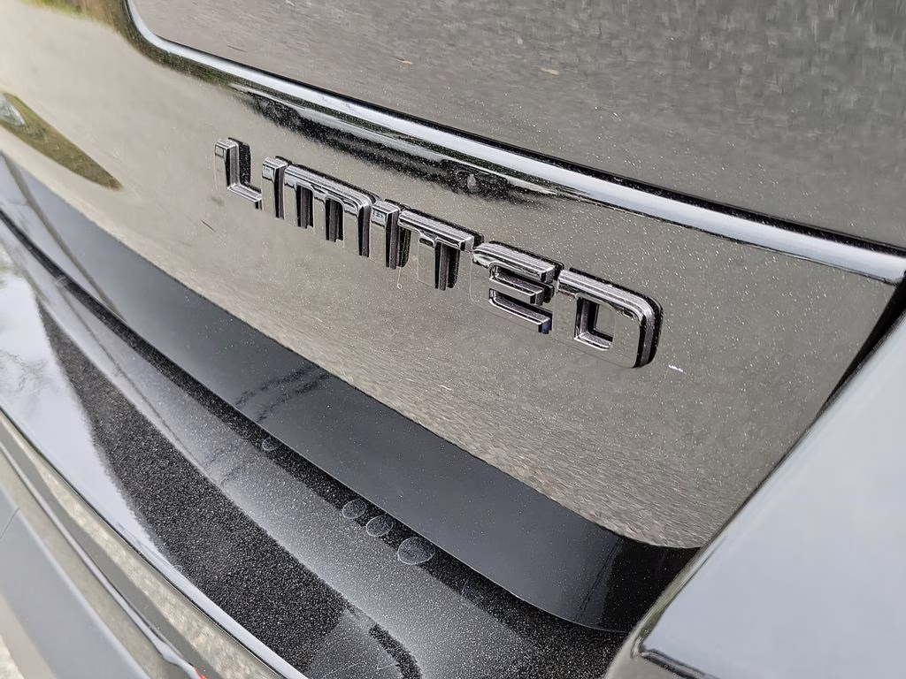 2025 Diamond Black Crystal Pearlcoat Jeep Grand Cherokee L Limited RWD SUV