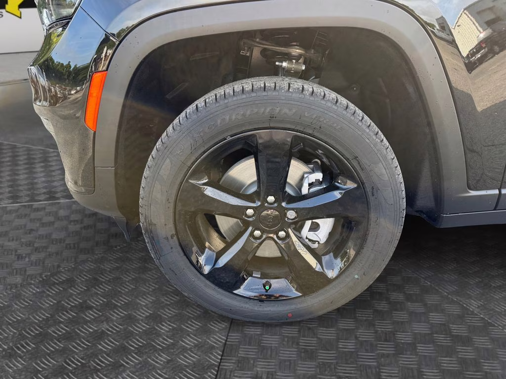 2025 Diamond Black Crystal Pearlcoat Jeep Grand Cherokee L Limited RWD SUV