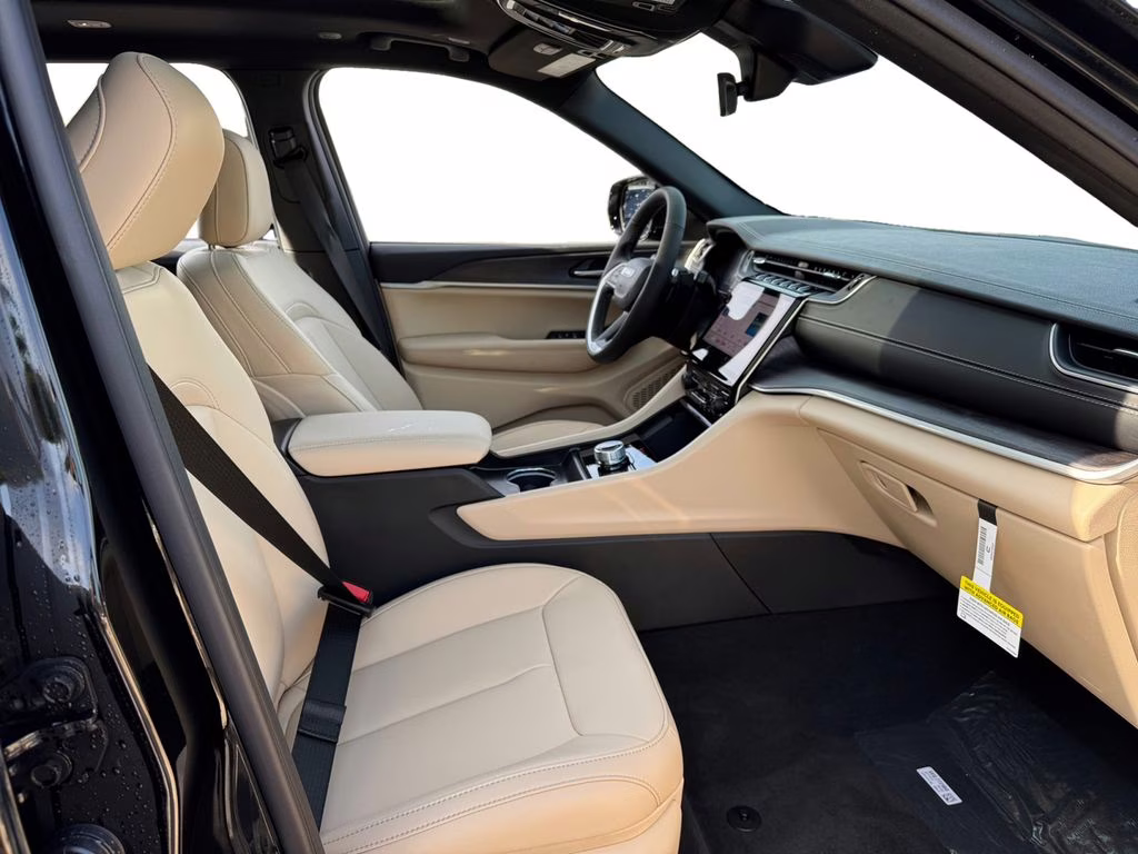 2025 Diamond Black Crystal Pearlcoat Jeep Grand Cherokee L Limited RWD SUV