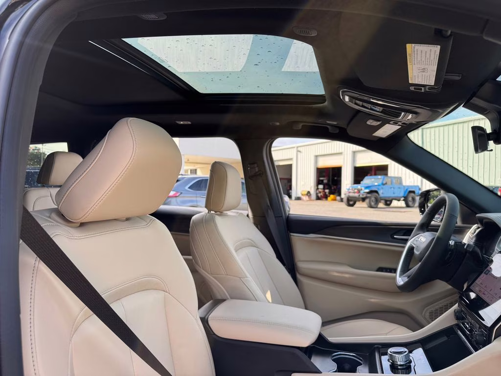 2025 Diamond Black Crystal Pearlcoat Jeep Grand Cherokee L Limited RWD SUV