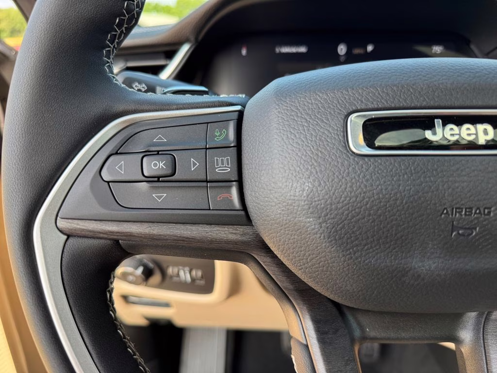 2025 Diamond Black Crystal Pearlcoat Jeep Grand Cherokee L Limited RWD SUV