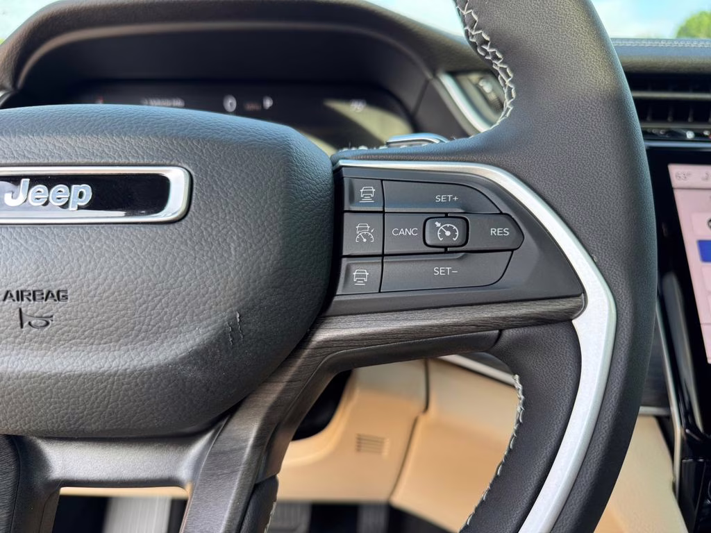 2025 Diamond Black Crystal Pearlcoat Jeep Grand Cherokee L Limited RWD SUV