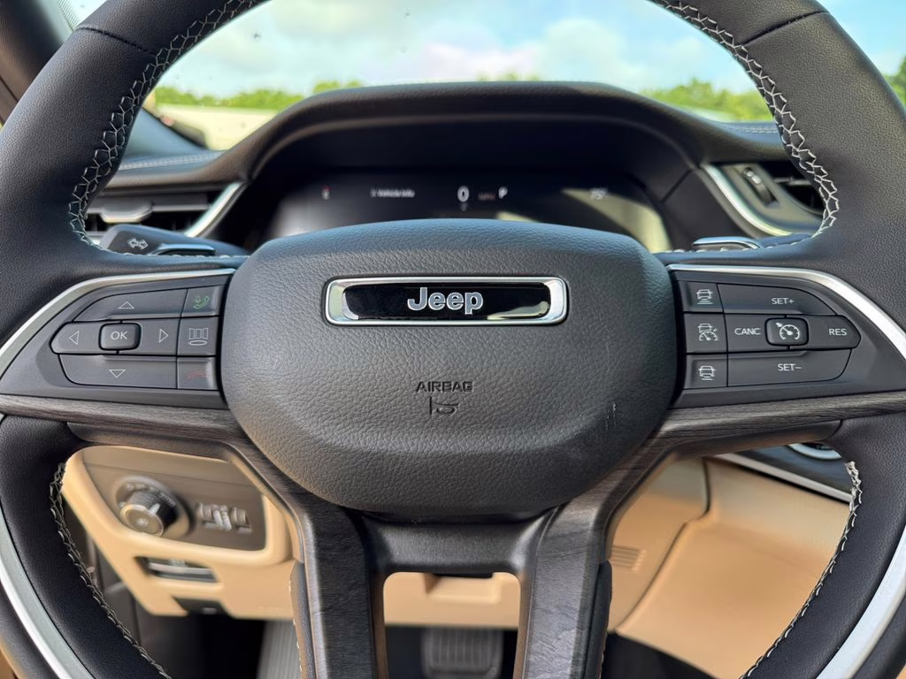 2025 Diamond Black Crystal Pearlcoat Jeep Grand Cherokee L Limited RWD SUV