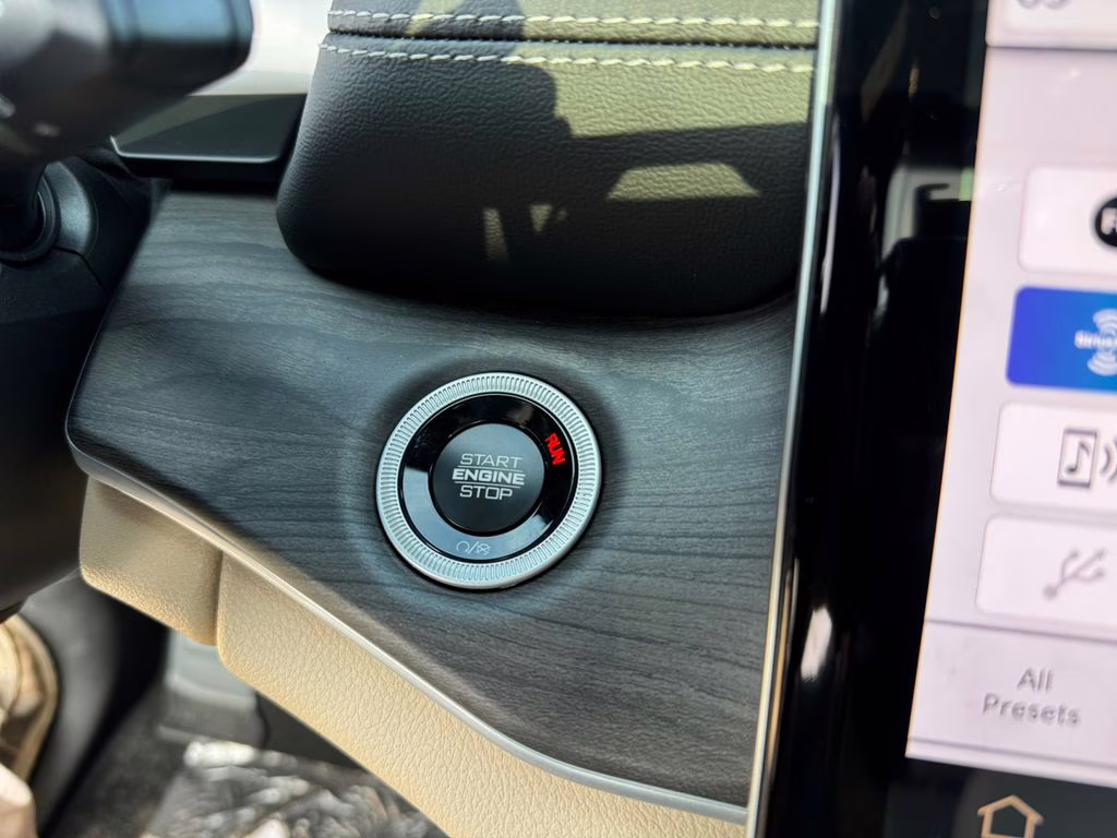 2025 Diamond Black Crystal Pearlcoat Jeep Grand Cherokee L Limited RWD SUV