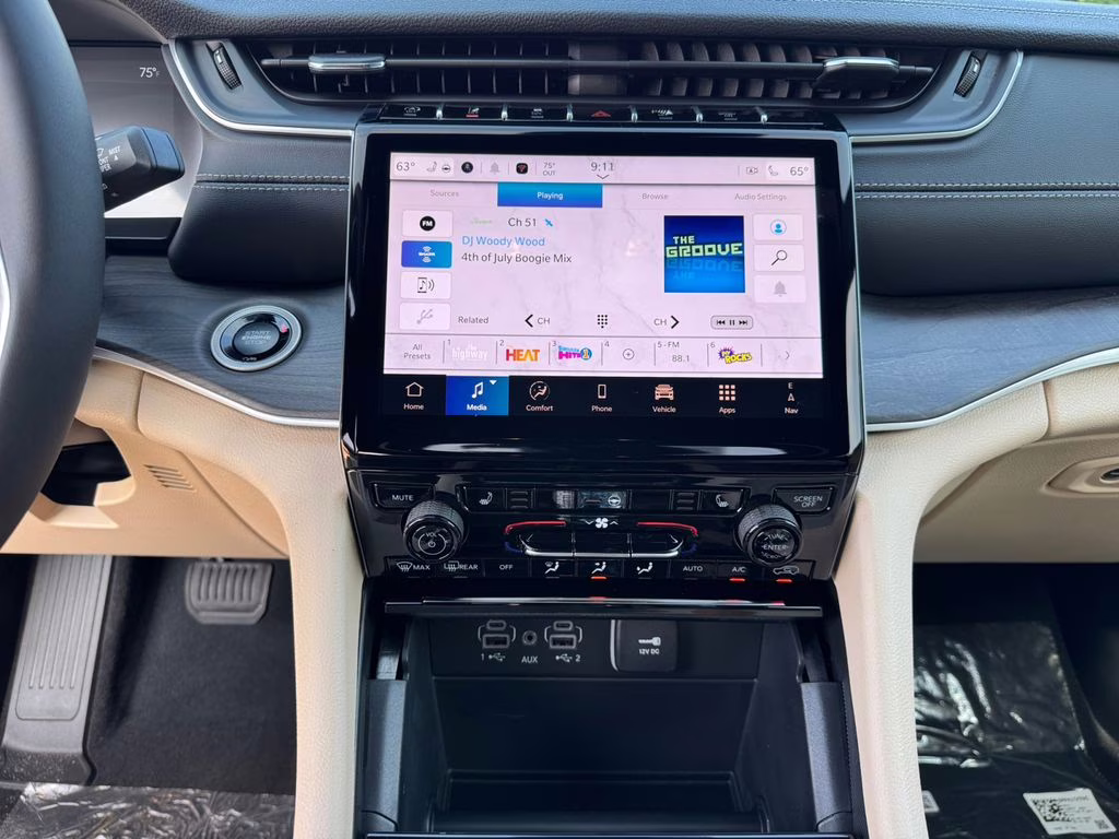 2025 Diamond Black Crystal Pearlcoat Jeep Grand Cherokee L Limited RWD SUV