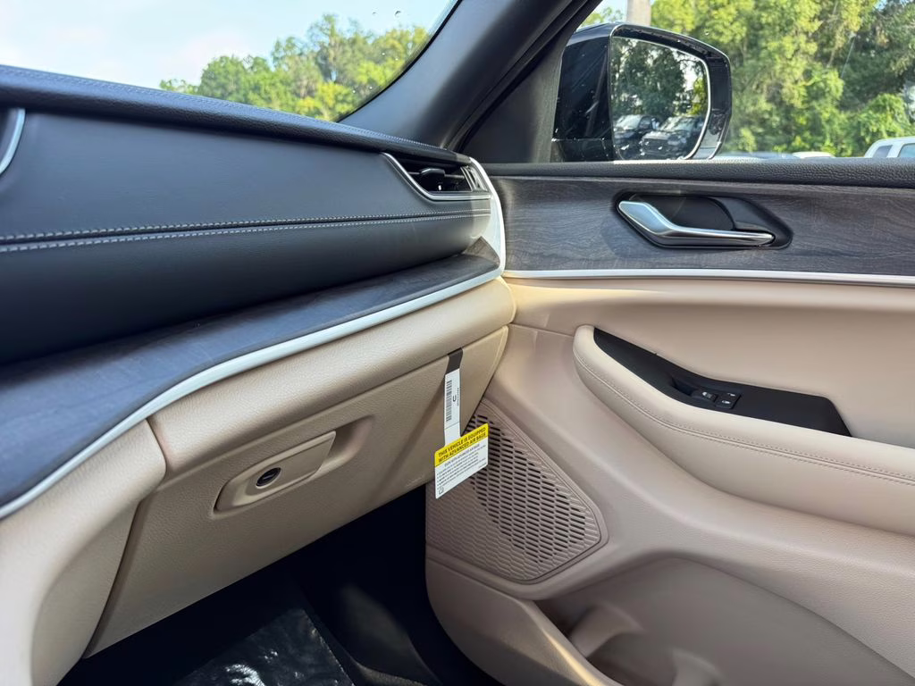 2025 Diamond Black Crystal Pearlcoat Jeep Grand Cherokee L Limited RWD SUV