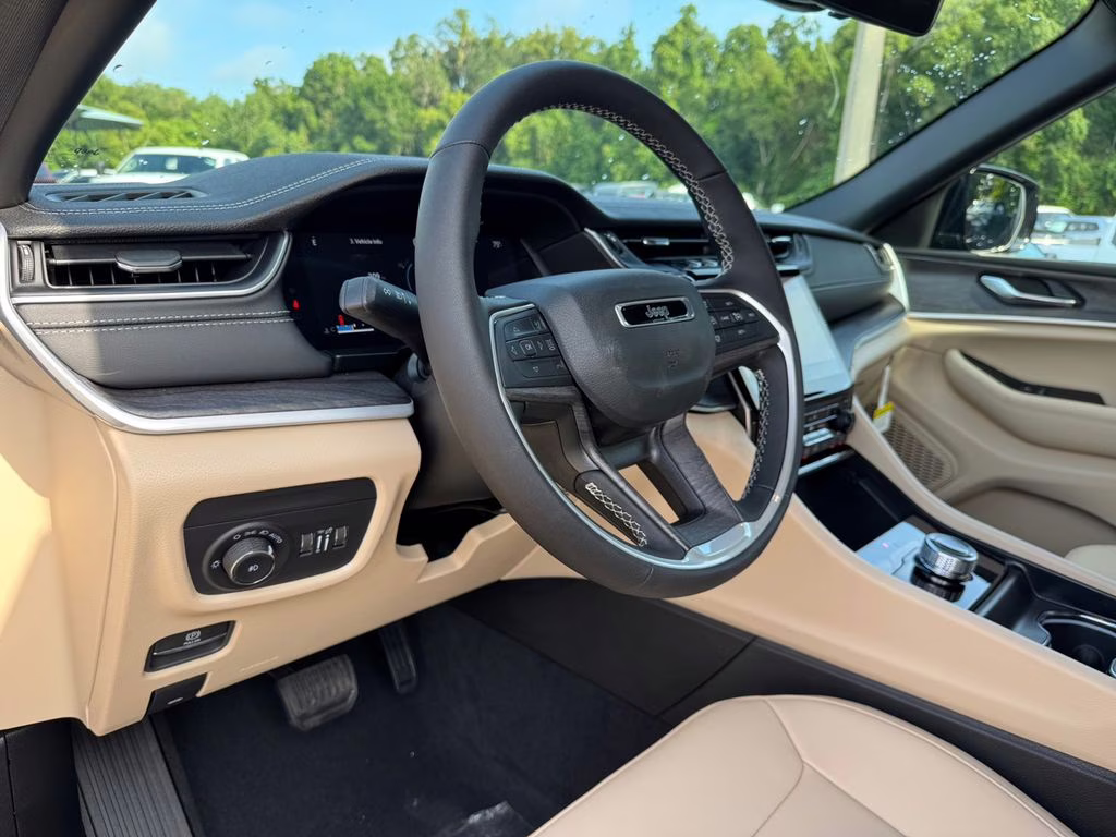 2025 Diamond Black Crystal Pearlcoat Jeep Grand Cherokee L Limited RWD SUV