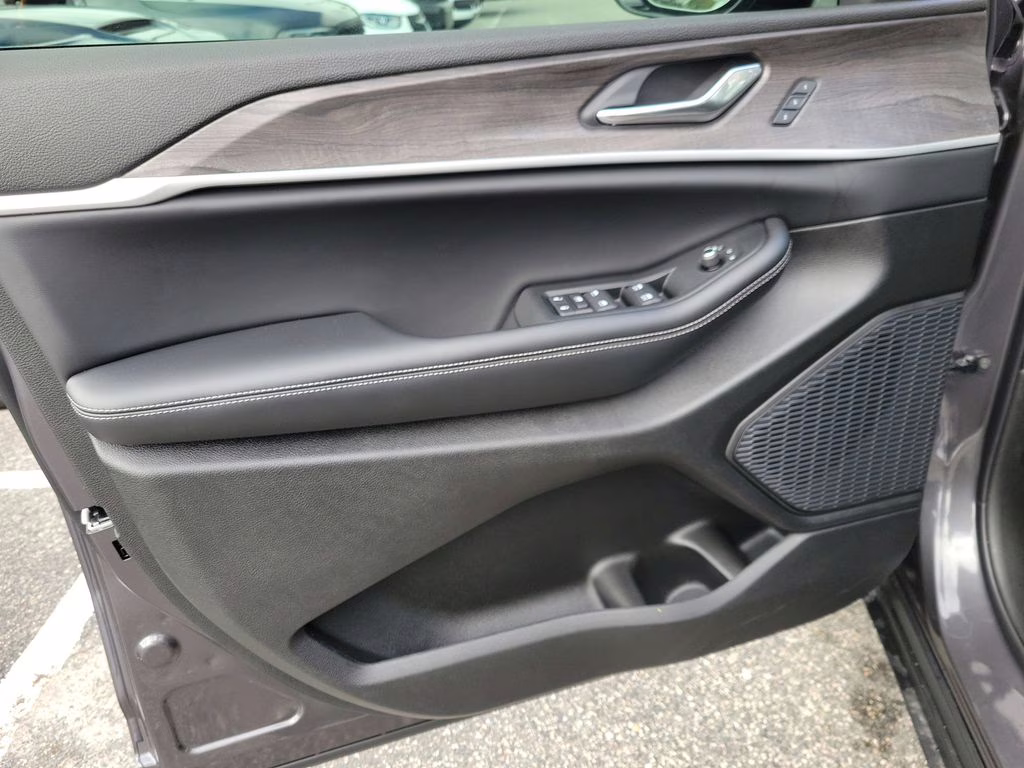 2025 Baltic Gray Metallic Clearcoat Jeep Grand Cherokee L Limited 4X4 SUV