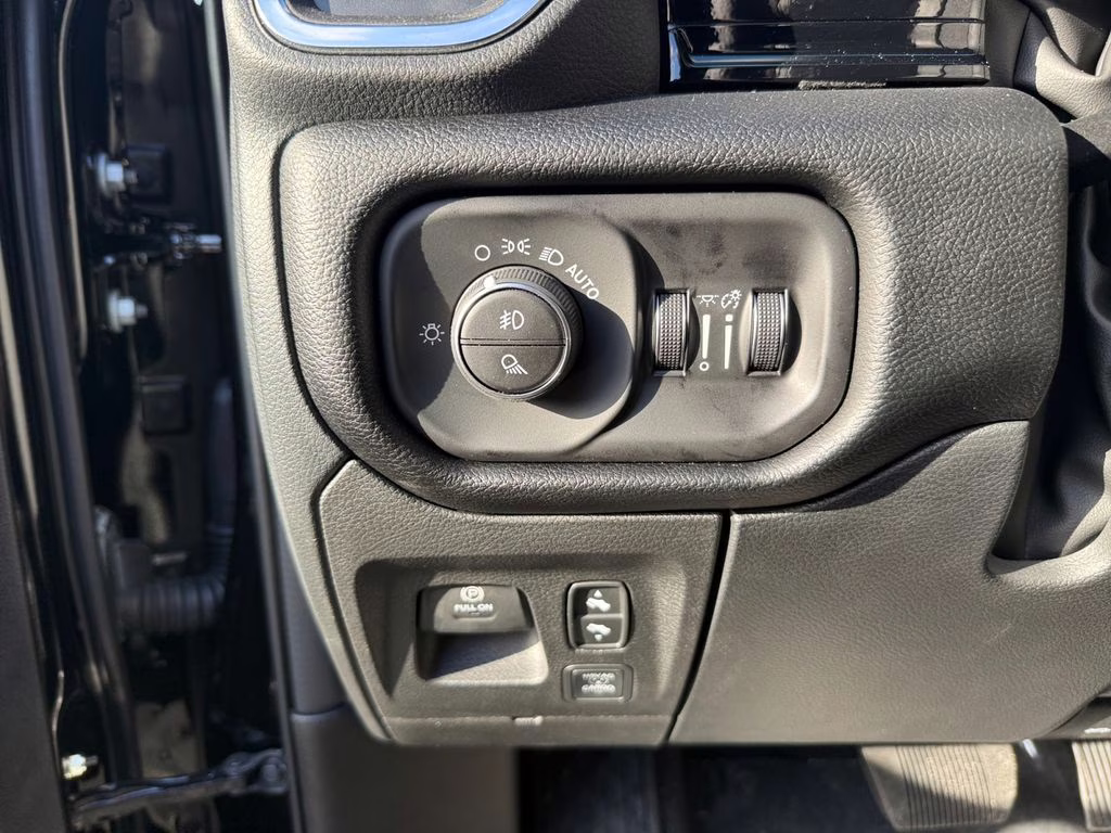 2026 Diamond Black Crystal Pearlcoat Ram 1500 Laramie 4X4 Truck