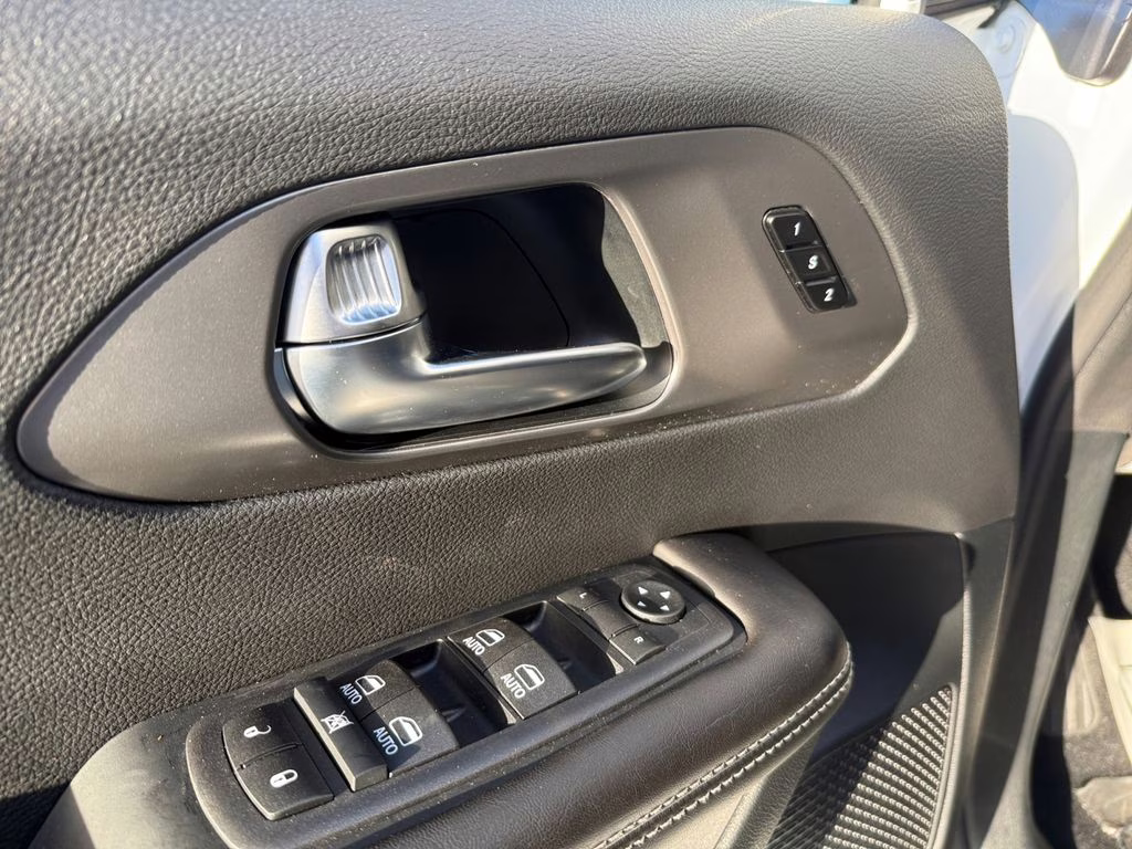 2026 Bright White Clearcoat Chrysler Pacifica Select FWD Van