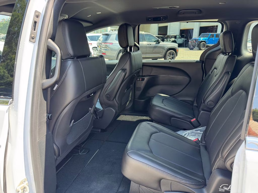 2026 Bright White Clearcoat Chrysler Pacifica Select FWD Van
