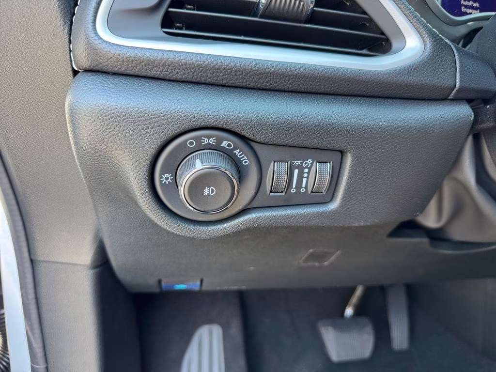 2026 Bright White Clearcoat Chrysler Pacifica Select FWD Van