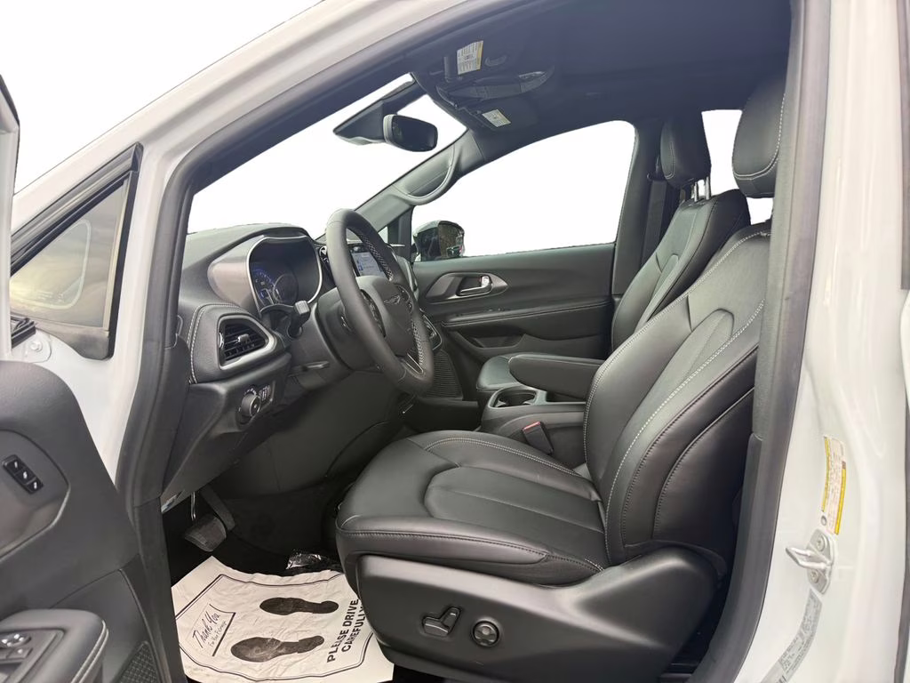 2026 Bright White Clearcoat Chrysler Pacifica Select FWD Van