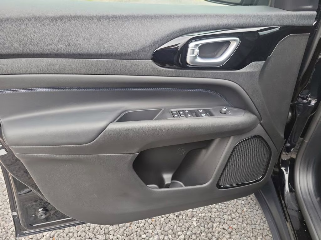 2026 Diamond Black Crystal Pearlcoat Jeep Compass Latitude 4X4 SUV