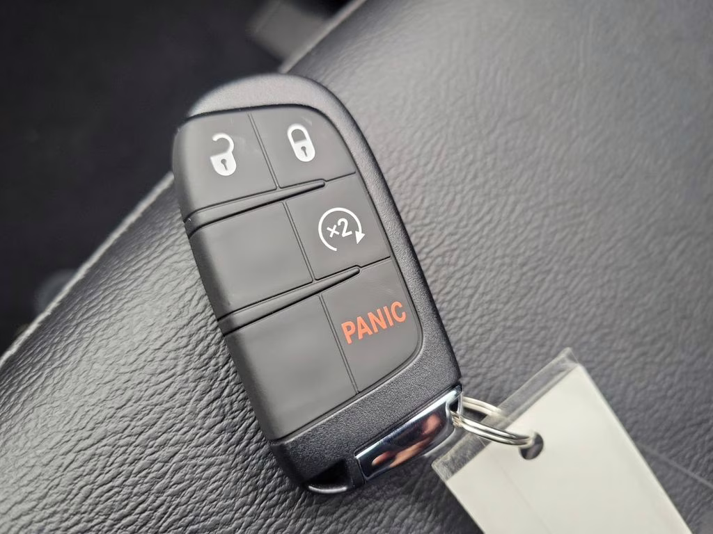 2026 Diamond Black Crystal Pearlcoat Jeep Compass Latitude 4X4 SUV