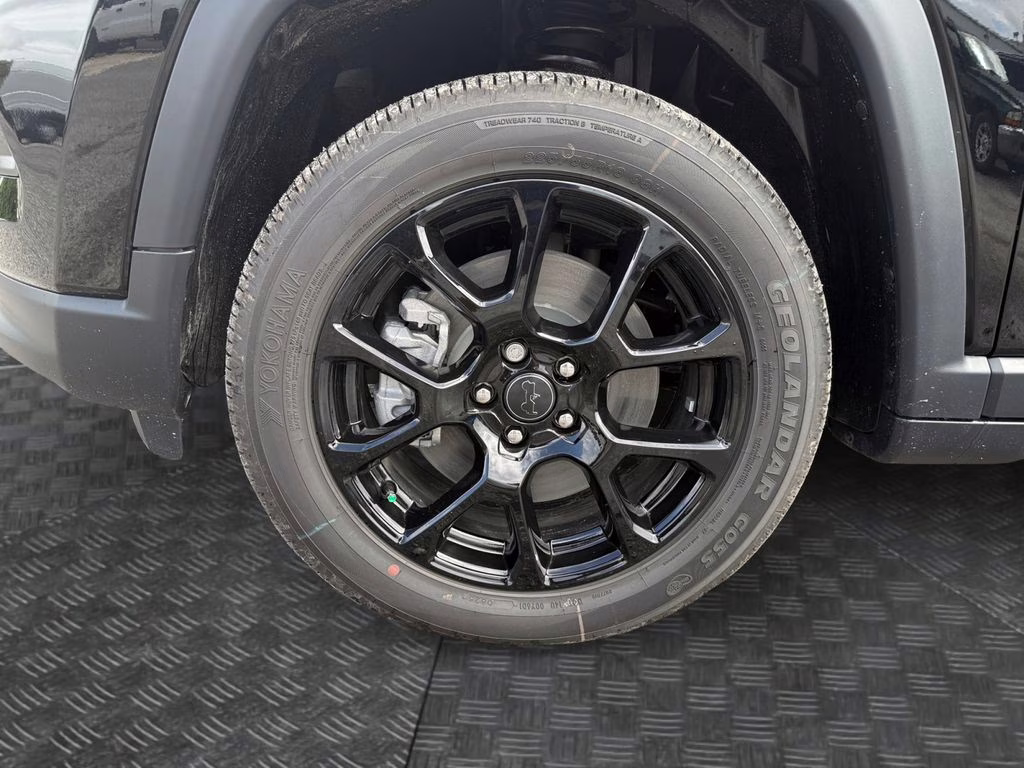 2026 Diamond Black Crystal Pearlcoat Jeep Compass Latitude 4X4 SUV