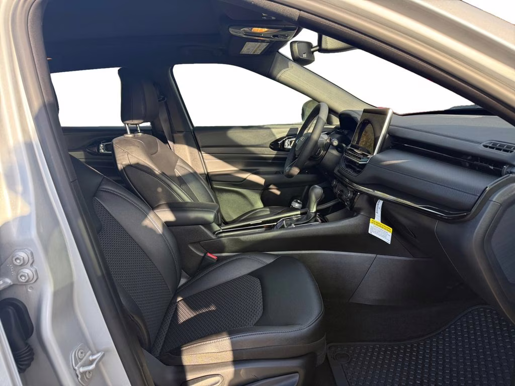 2026 Silver Zynith Metallic Clearcoat Jeep Compass Latitude 4X4 SUV