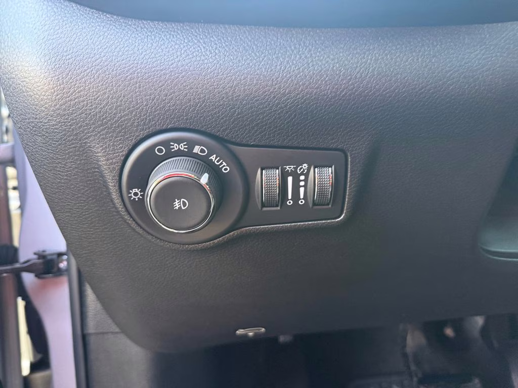 2026 Silver Zynith Metallic Clearcoat Jeep Compass Latitude 4X4 SUV