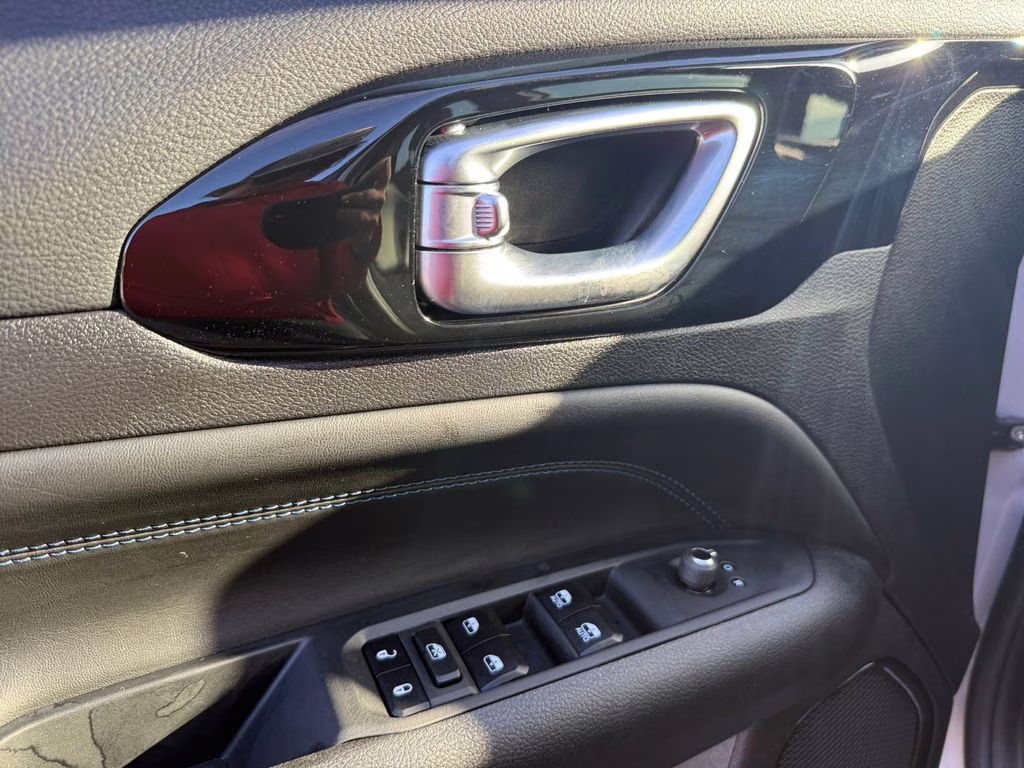 2026 Silver Zynith Metallic Clearcoat Jeep Compass Latitude 4X4 SUV