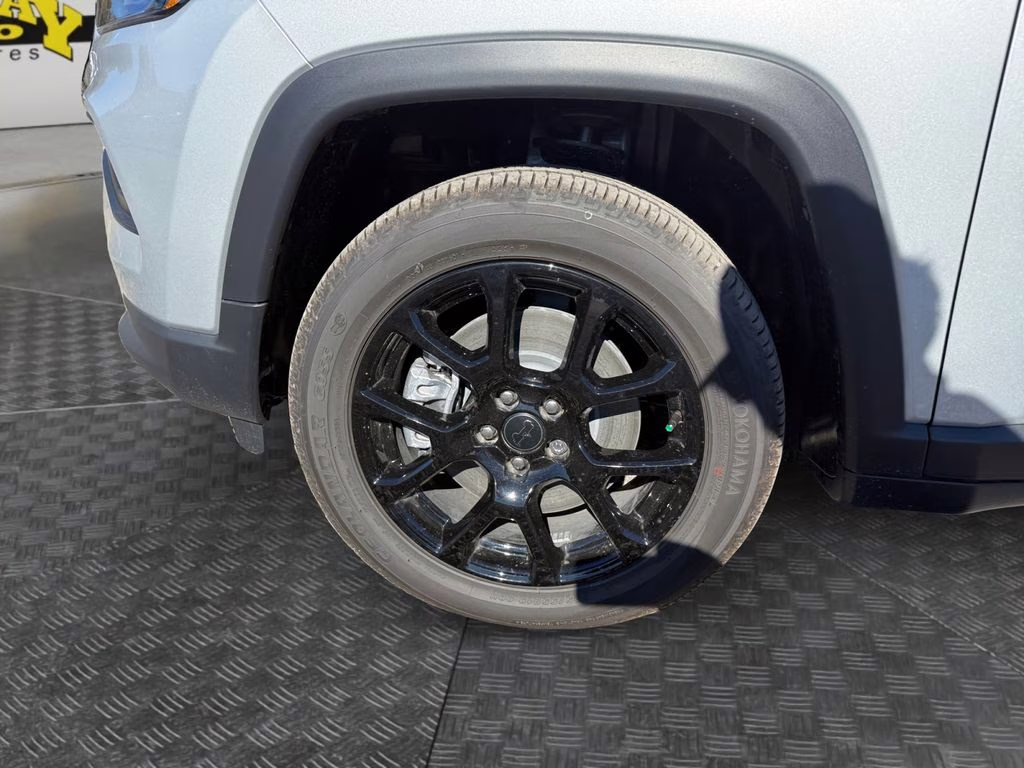 2026 Silver Zynith Metallic Clearcoat Jeep Compass Latitude 4X4 SUV