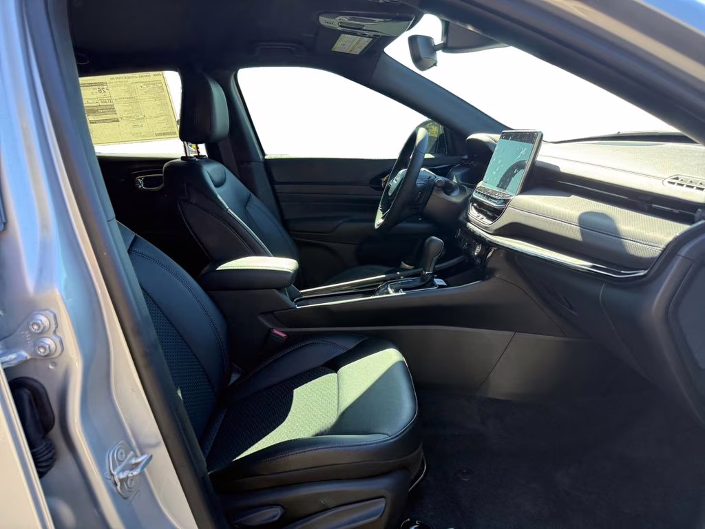 2026 Silver Zynith Metallic Clearcoat Jeep Compass Latitude 4X4 SUV