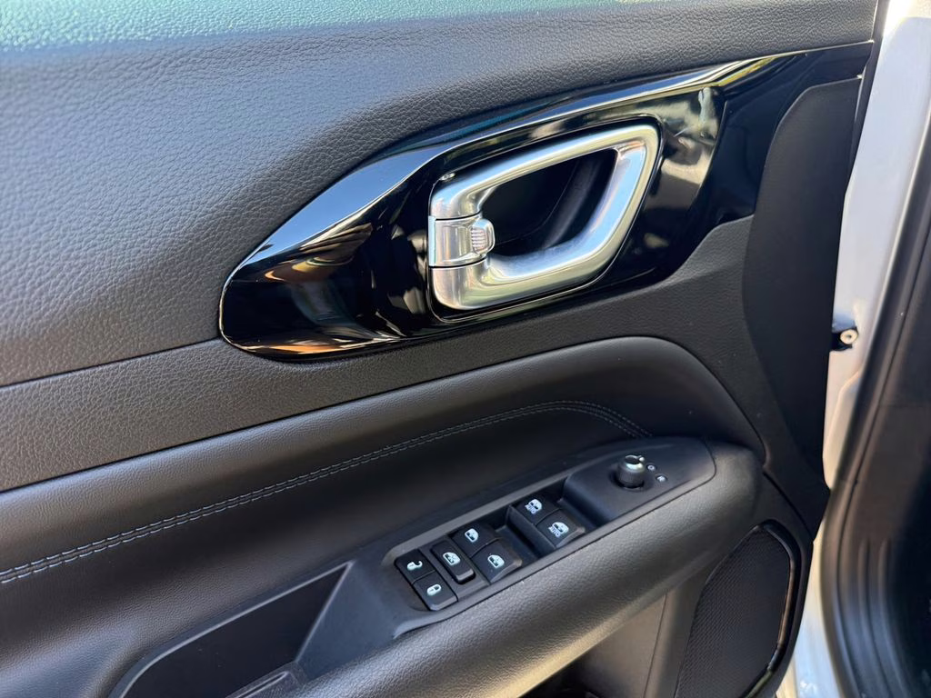 2026 Silver Zynith Metallic Clearcoat Jeep Compass Latitude 4X4 SUV