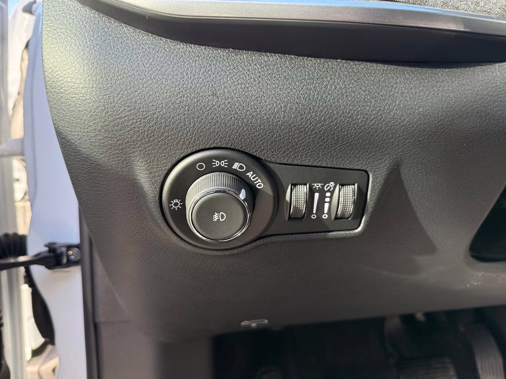 2026 Bright White Clearcoat Jeep Compass Latitude 4X4 SUV