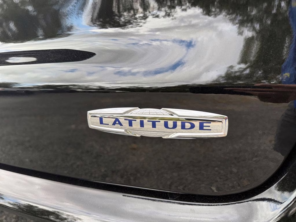 2026 Diamond Black Crystal Pearlcoat Jeep Compass Latitude 4X4 SUV