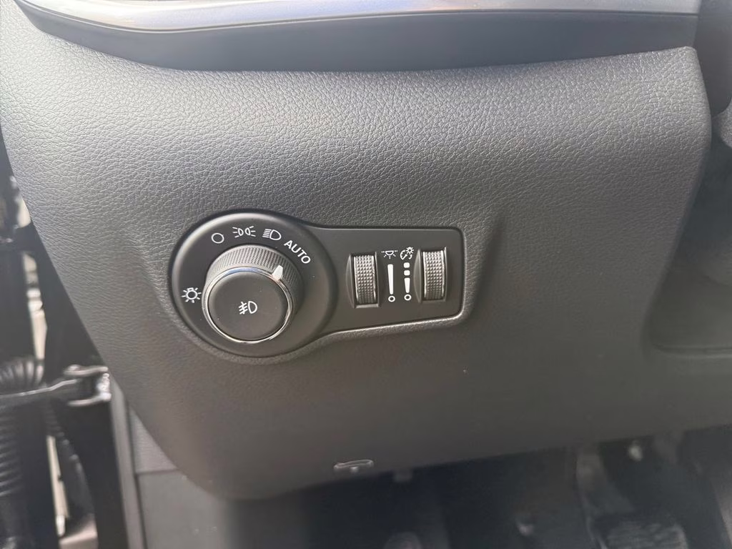 2026 Diamond Black Crystal Pearlcoat Jeep Compass Latitude 4X4 SUV