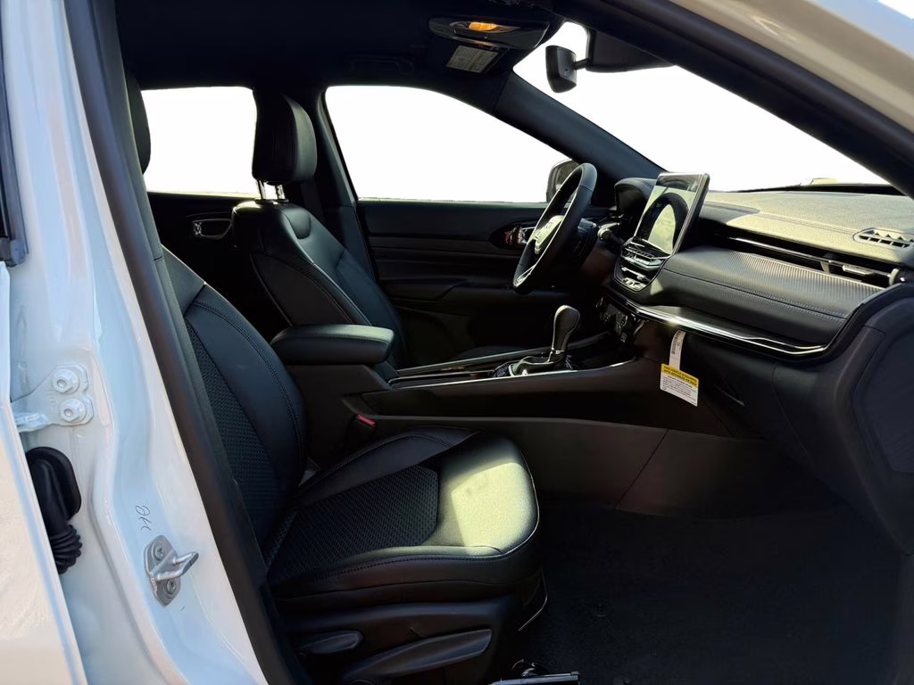 2026 Bright White Clearcoat Jeep Compass Latitude 4X4 SUV