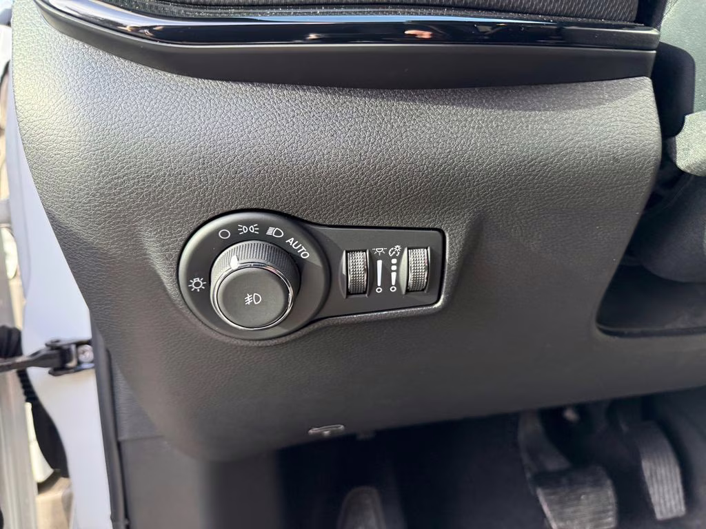 2026 Bright White Clearcoat Jeep Compass Latitude 4X4 SUV