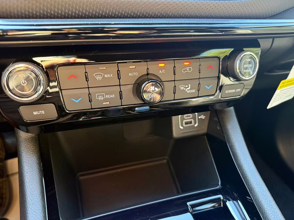 2026 Bright White Clearcoat Jeep Compass Limited 4X4 SUV