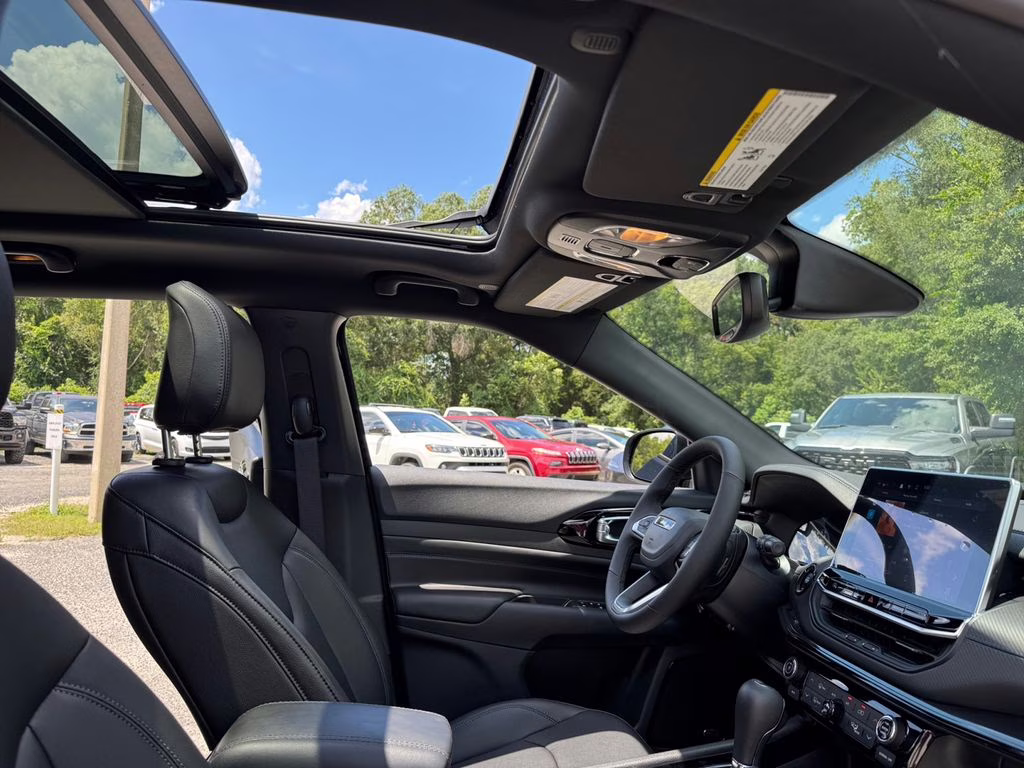 2025 Diamond Black Crystal Pearlcoat Jeep Compass Limited 4X4 SUV