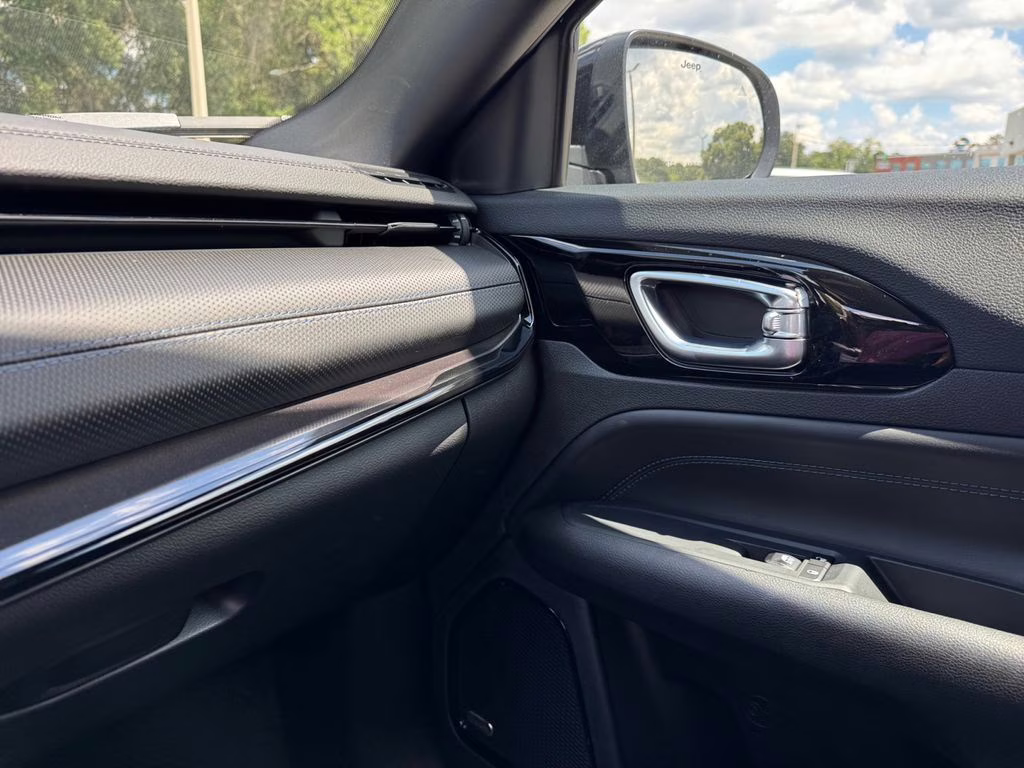 2025 Diamond Black Crystal Pearlcoat Jeep Compass Limited 4X4 SUV