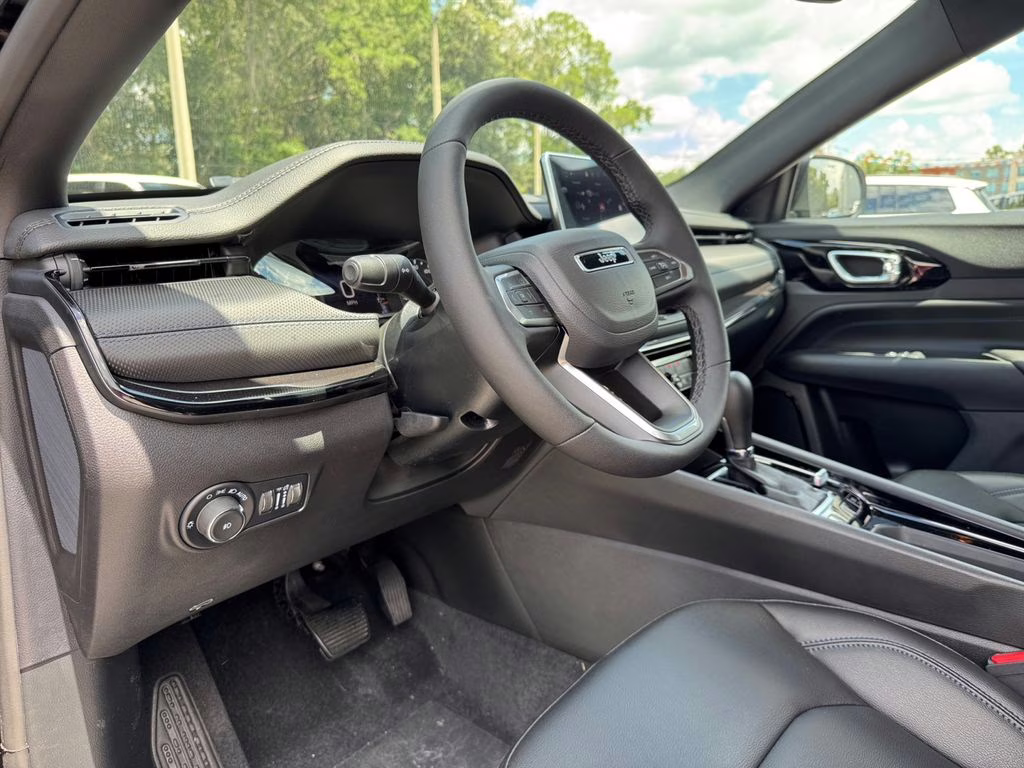 2025 Diamond Black Crystal Pearlcoat Jeep Compass Limited 4X4 SUV